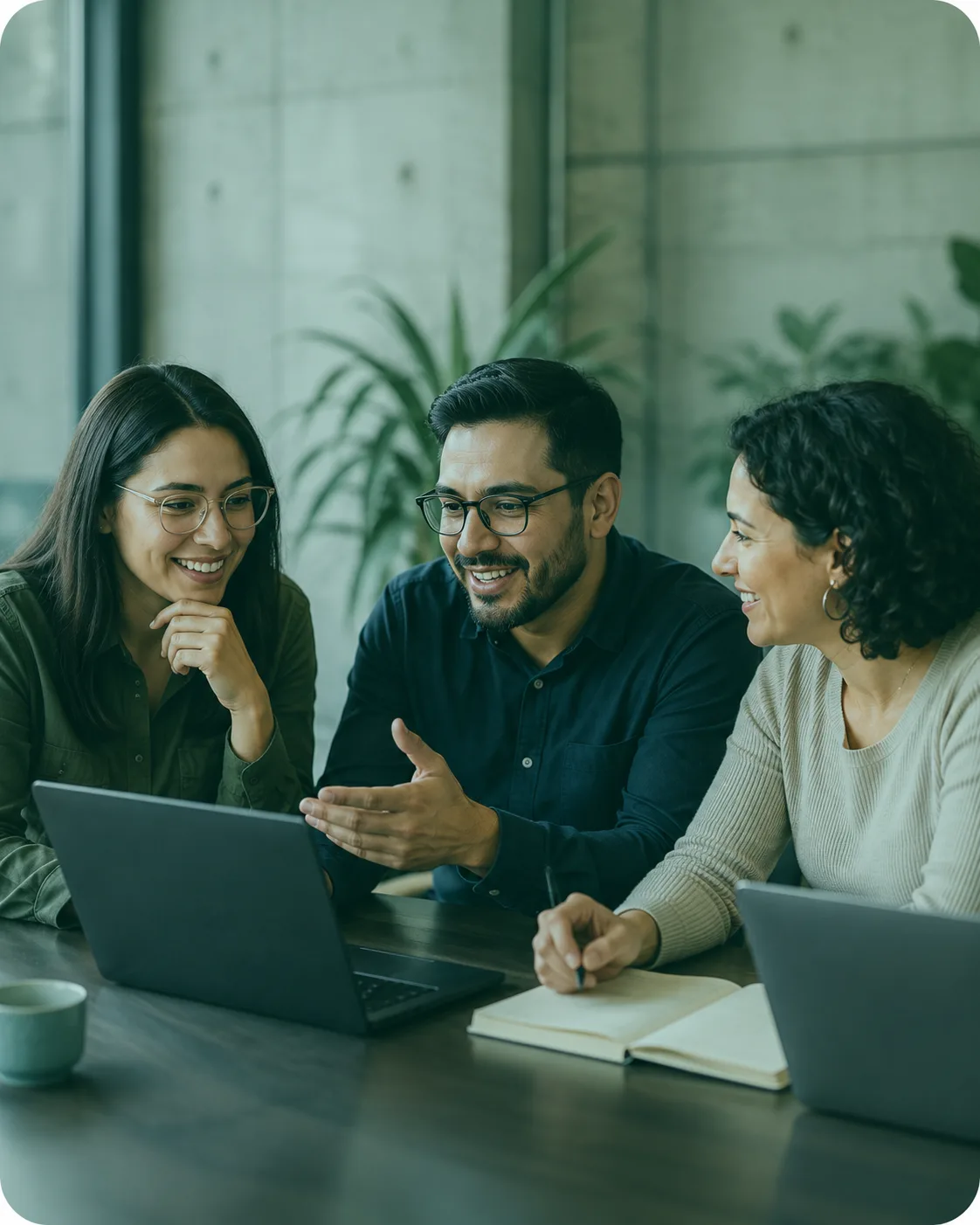 Equipo aprendiendo en un entorno de formación colaborativa